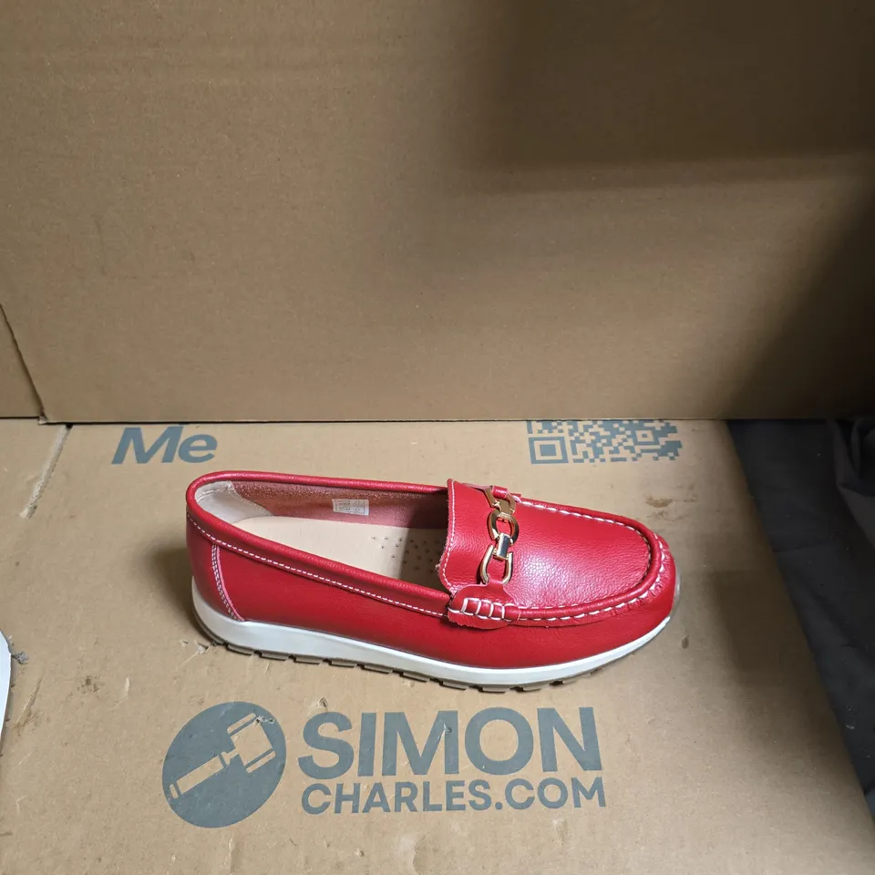 RED LEATHER LOAFERS WITH CHAIN DETAIL – UK SIZE 7
