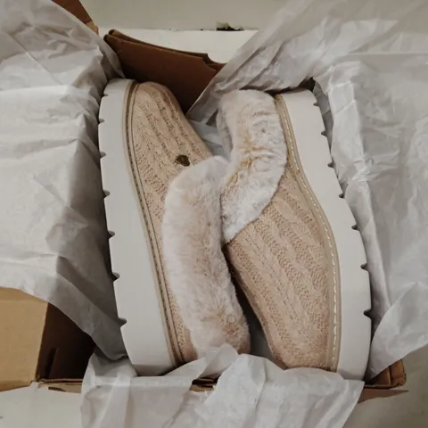 BOXED SKECHERS BOBS FROM SKECHERS WOMEN'S MEMORY FOAM SLIPPERS – TAN, UK 5