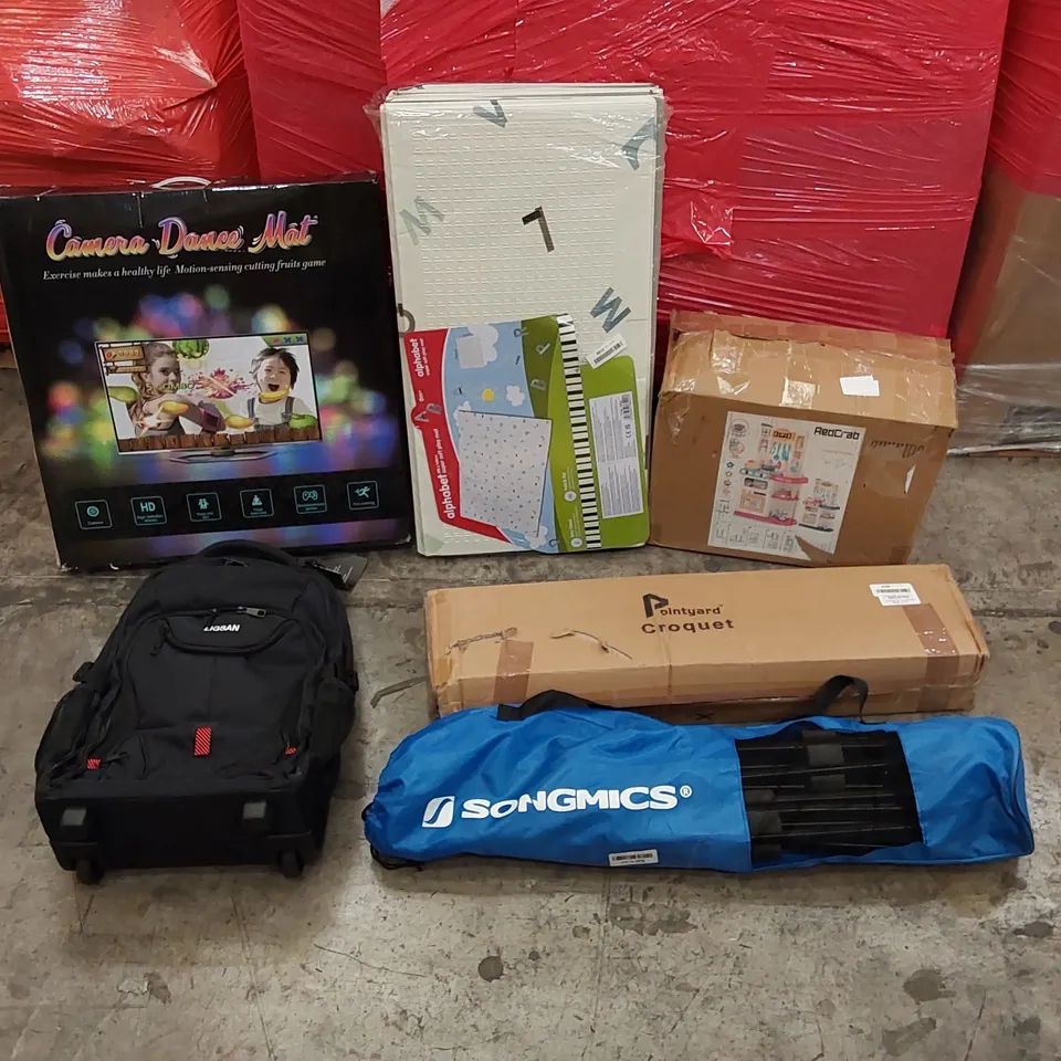 PALLET OF ASSORTED ITEMS INCLUDING: CROQUET SET, LIGSAN BACKPACK/SUITCASE, CAMERA DANCE MAT, ALPHABET PLAY MAT, GIRLS PLAYSET