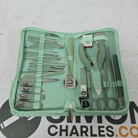 LIVMORE 35 PIECE MANICURE SET
