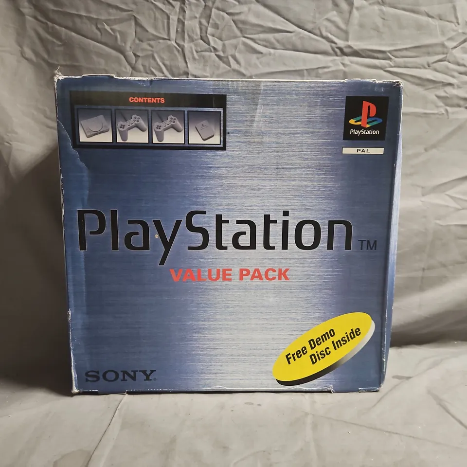 BOXED SONY PLAYSTATION (SCPH-5552) GAMES CONSOLE W. CONTROLLERS & MEMORY CARD