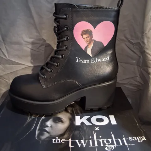 BRAND NEW BOXED KOI X THE TWILIGHT SAGA TEAM EDWARD MILITARY BOOTS SIZE 6