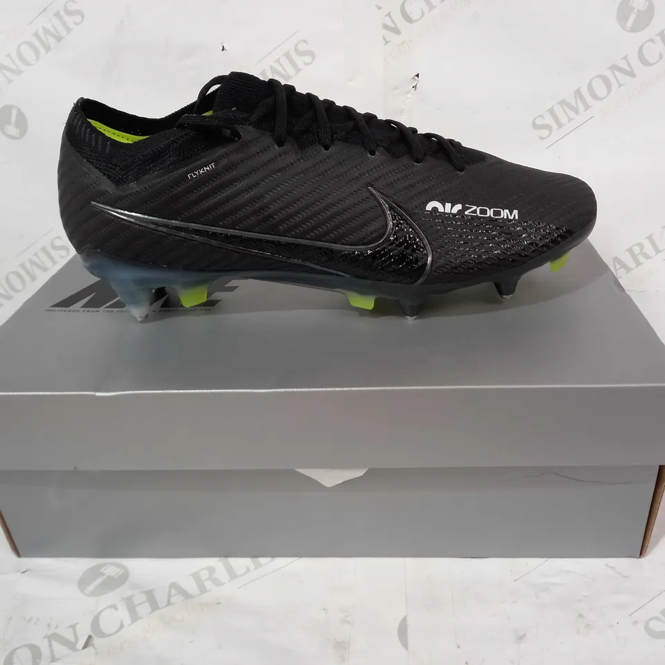 BOXED PAIR OF NIKE ZOOM VAPOR 15 ELITE FOOTBALL BOOTS IN BLACK UK SIZE 8.5