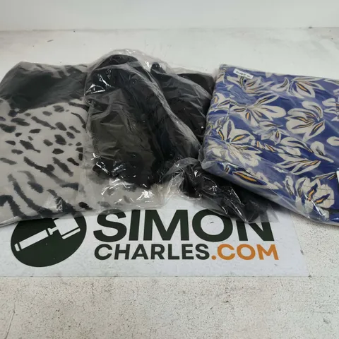 APPROXIMATELY 30 ASSORTED WOMENS CLOTHING ITEMS IN VARIOUS SIZES & STYLES
