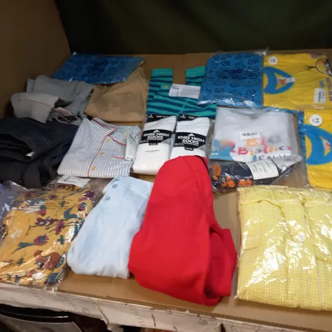 LOT OF APPROX 20 ASSORTED KIDS CLOTHING ITEMS TO INCLDE BABY GROWS, T-SHIRTS AND PANTS