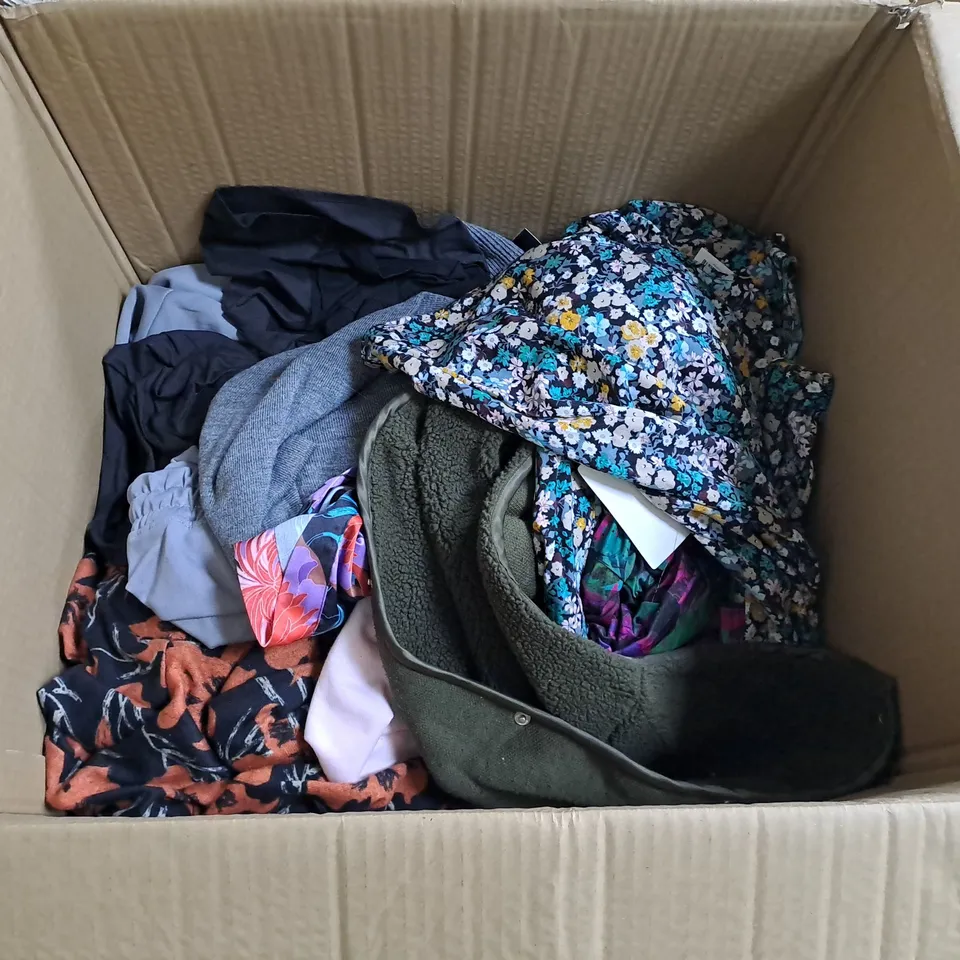 APPROXIMATELY 20 CLOTHING ITEMS TO INCLUDE DRESSES, TOPS AND JUMPERS ASSORTED COLOURS, SIZES AND STYLES
