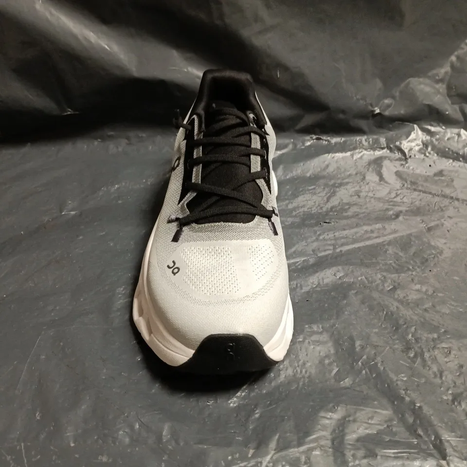 PAIR OF ON CLOUDSURFER TRAINERS IN WHITE/BLACK GRADIENT SIZE UNSPECIFIED