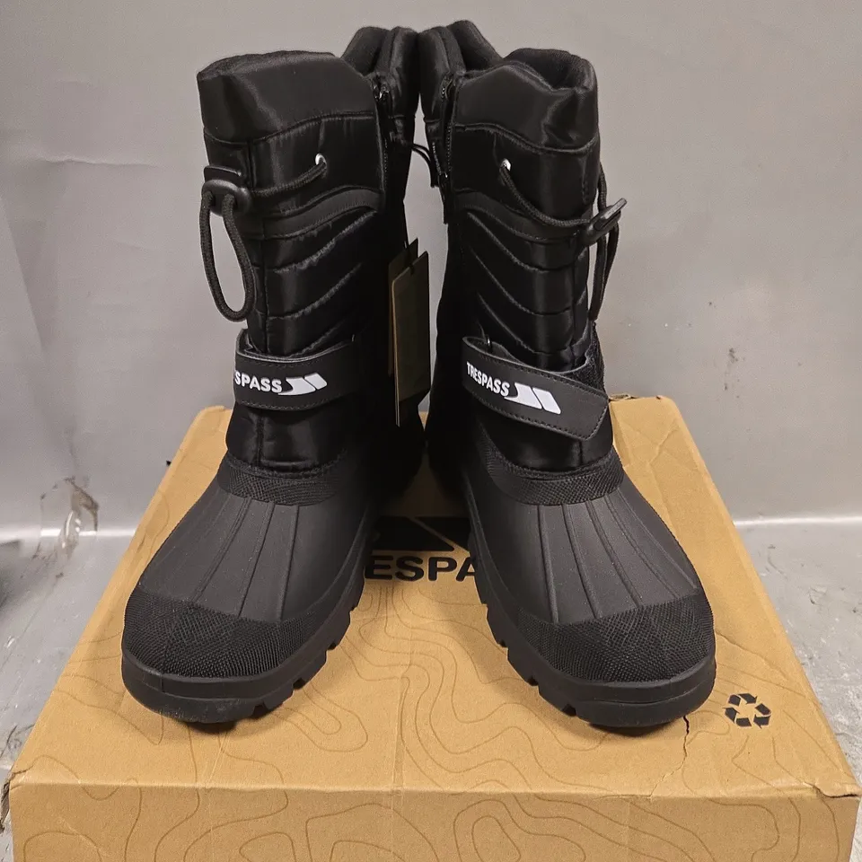 BOXED PAIR OF DODO 20 ADULT SNOW BOOTS - 7