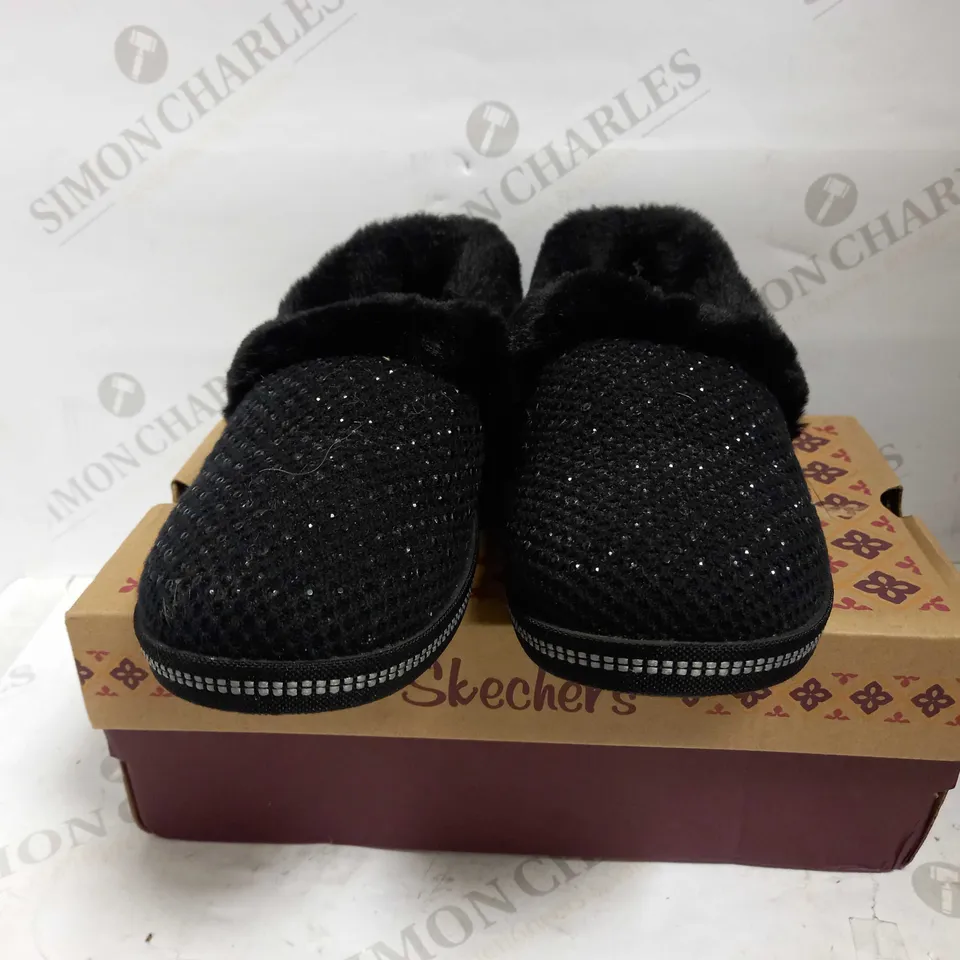 SKECHERS COZY SLIPPER BLACK - SIZE 5.5