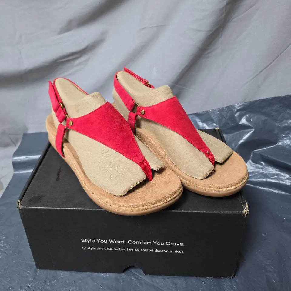 VIONIC WOMEN'S RED SANDALS WITH BEIGE FOOTBED AND CORK SOLE (BOXED)  SIZE 5