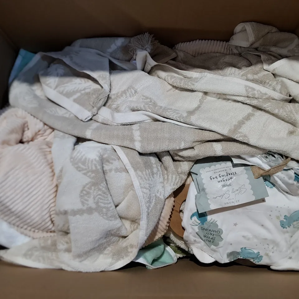 LOT OF APPROXIMATELY 20 ASSORTED BEDDING AND SOFT FURNISHING  ITEMS TO DUVETS SETS, SHOWER CURTAINS AND TOWELS