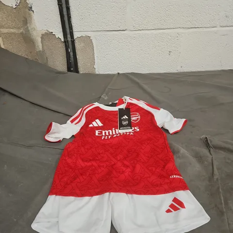 APPROXIMATELY 25 ASSORTED KIDS CLOTHING ITEMS IN VARIOUS STYLES, SIZES & COLOURS