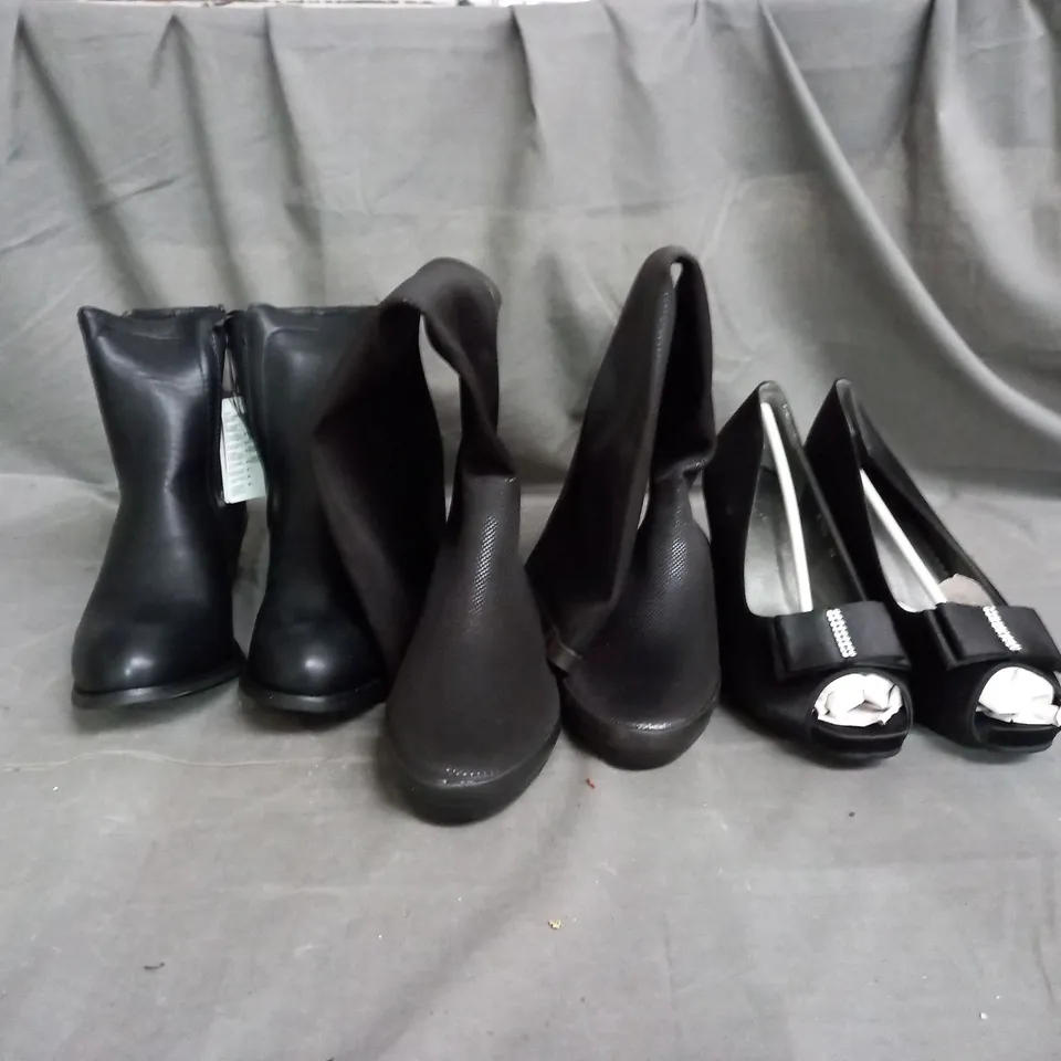 APPROXIMATELY 10 PAIRS OF ASSORTED WOMEN SHOES IN VARIOUS STYLES AND SIZES 