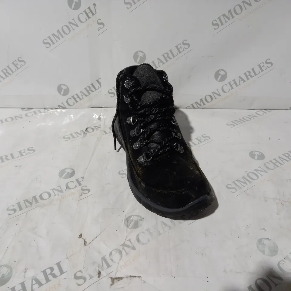 PAIR OF SKECHERS SYNERGY WARM TECH BOOTS IN BLACK UK SIZE 5.5