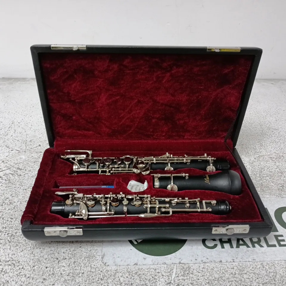 BLACK CLARINET IN HARD CASE W. SILVER-PLATED KEYWORK