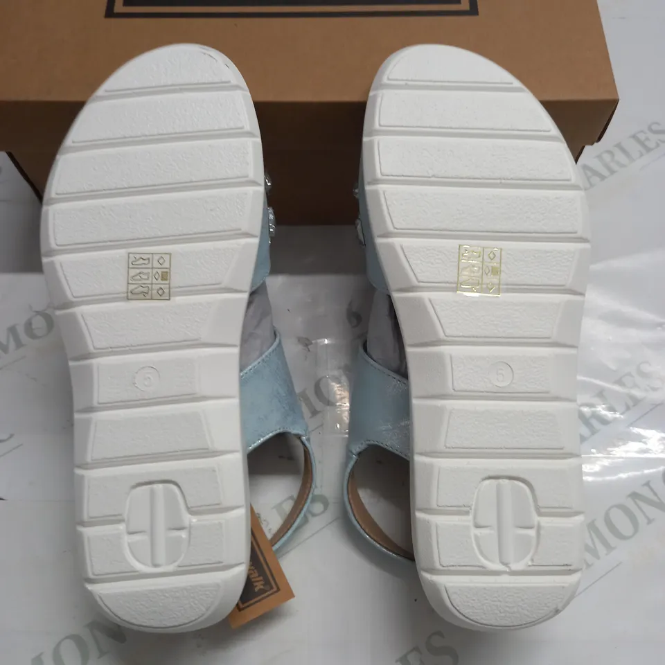 BOXED PAIR OF CUSHION WALK JEWELLED SANDALS IN SILVER - SIZE 5