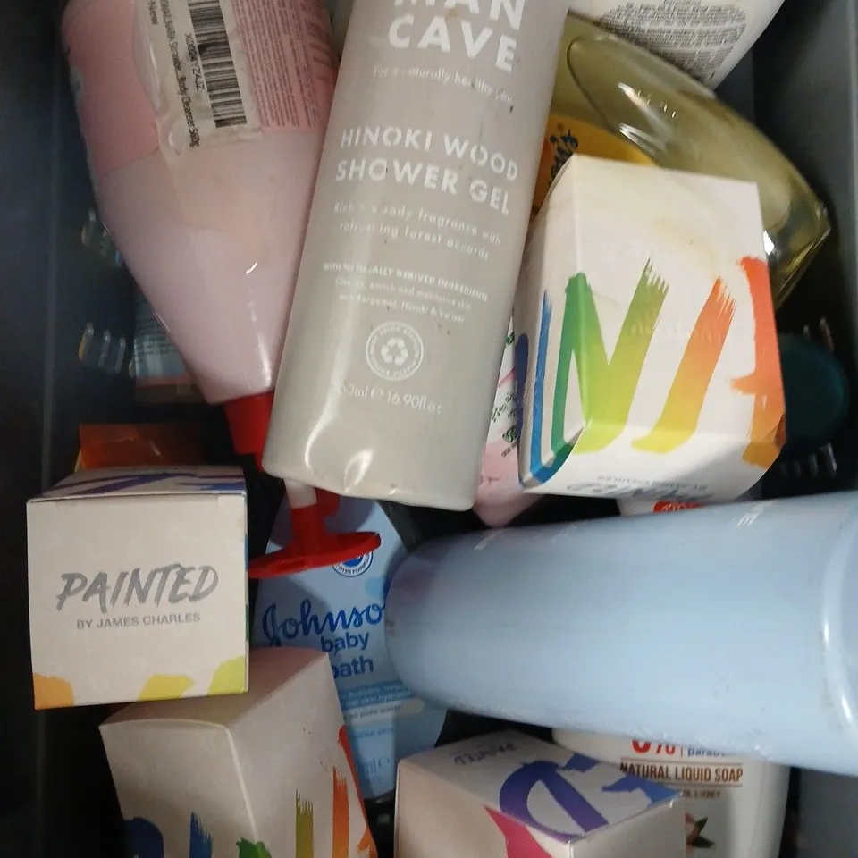APPROXIMATELY 15 ASSORTED HEALTH & BEAUTY PRODUCTS TO INCLUDE JOHNSON'S BABY LOTION, BRIGHTENING GEL, KENT HAIR BRUSH ETC 