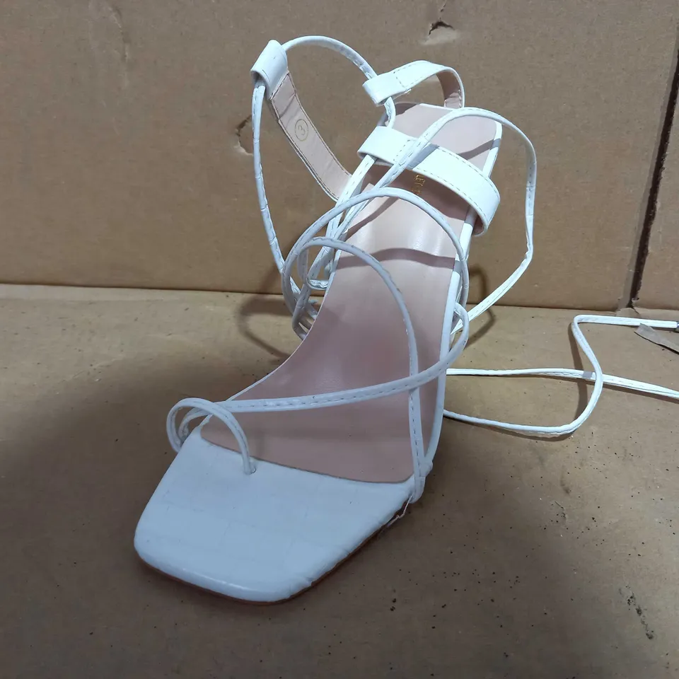 BOXED PAIR OF PRETTY LITTLE THING WHITE FAUX LEATHER HEELS UK SIZE 3