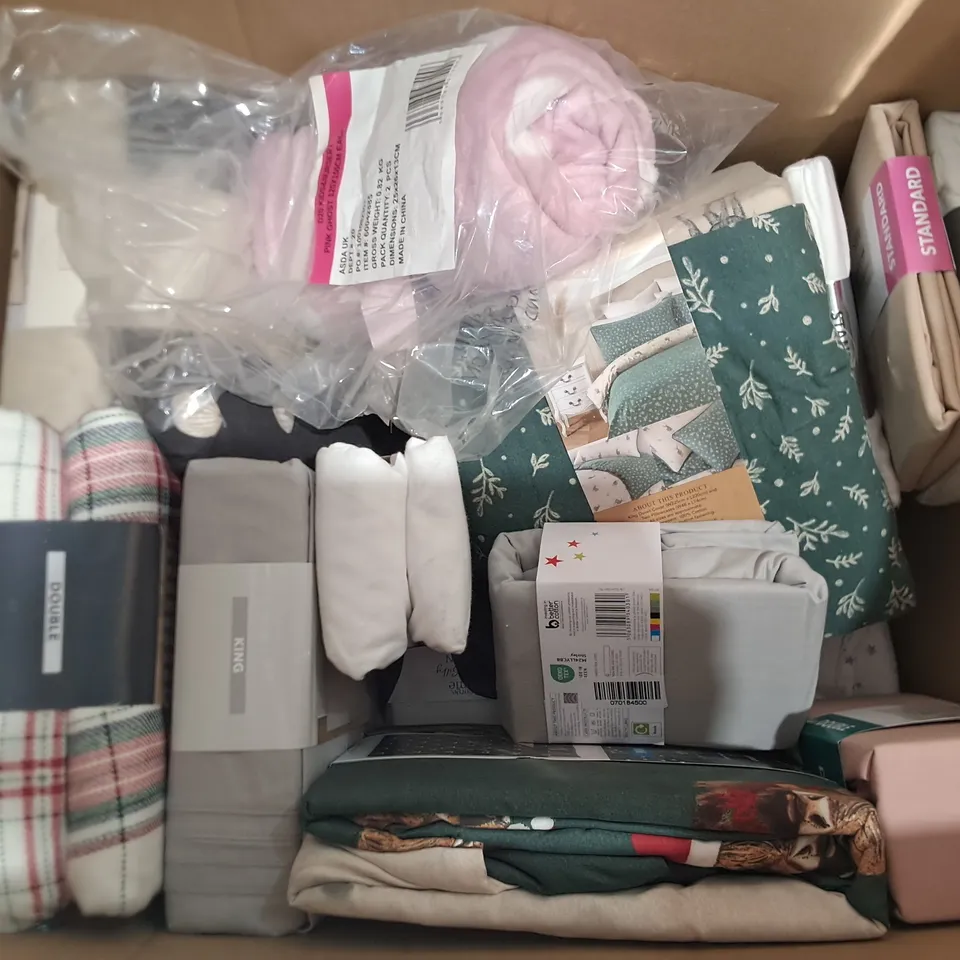 LOT OF APPROXIMATELY 20 ASSORTED BEDDING AND SOFT FURNISHING ITEMS TO INCLUDE BATH MAT, PILLOWCASES AND DUVETS