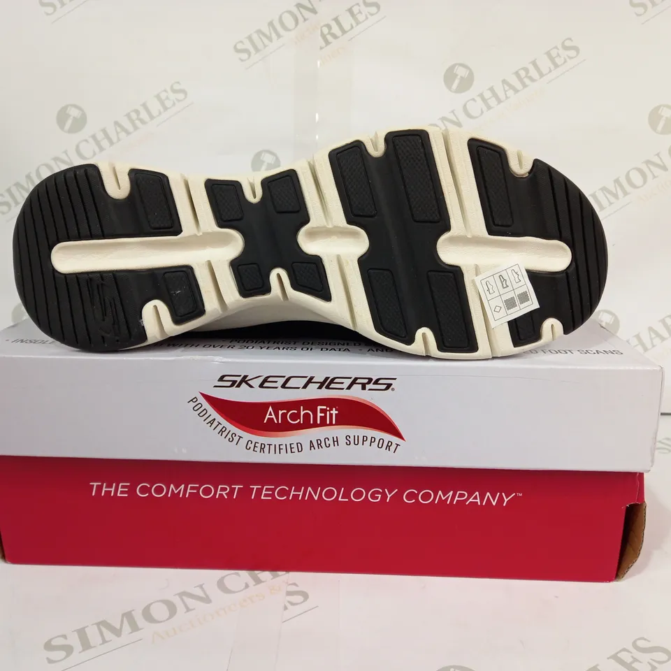 BOXED PAIR OF SKECHERS ARCHFIT SHOES IN BLACK UK SIZE 7