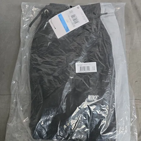 BAGGED NIKE CLUB JOGGERS IN BLACK/GREY - MEDIUM