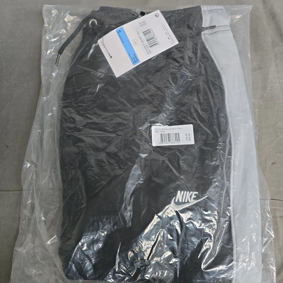 BAGGED NIKE CLUB JOGGERS IN BLACK/GREY - MEDIUM