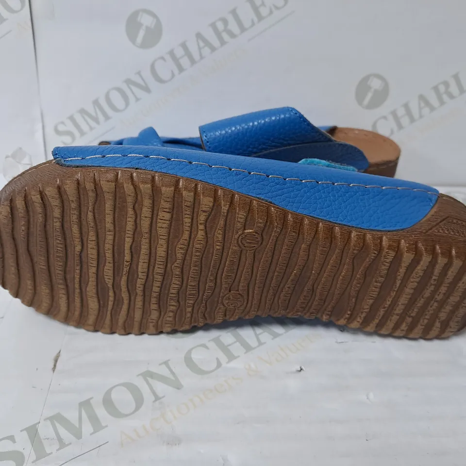BLUE LEATHER BOW  SANDALS SIZE 4