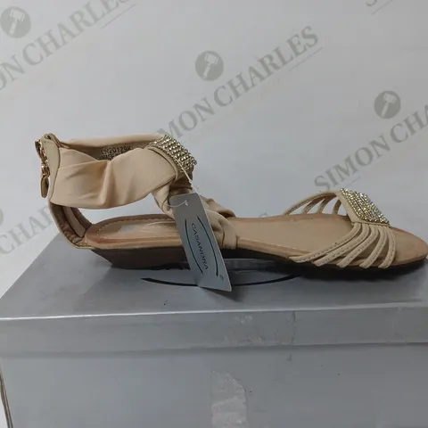 BOXED PAIR OF CASANDRA SANDALS IN BEIGE SIZE 4