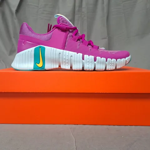 BOXED PAIR OF NIKE FREE METCON 5 SHOES IN VIOLET UK SIZE 5