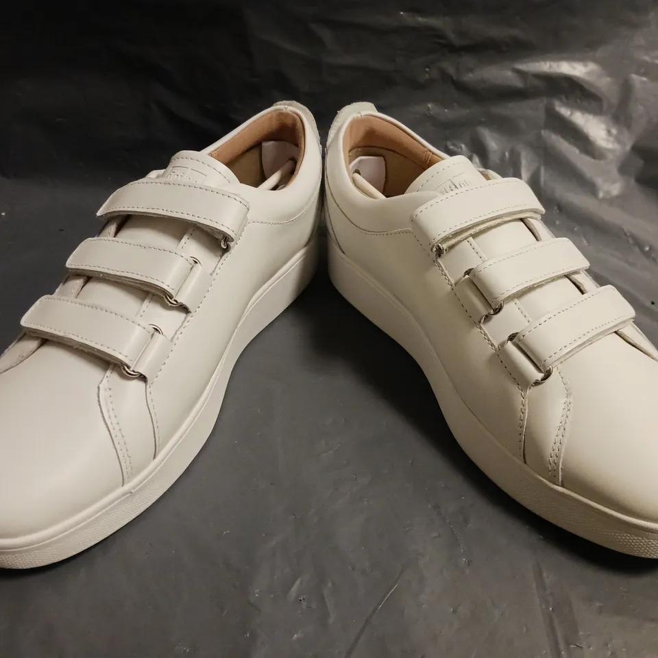 BOXED PAIR OF FITFLOP SNEAKERS IN WHITE SIZE UK 6