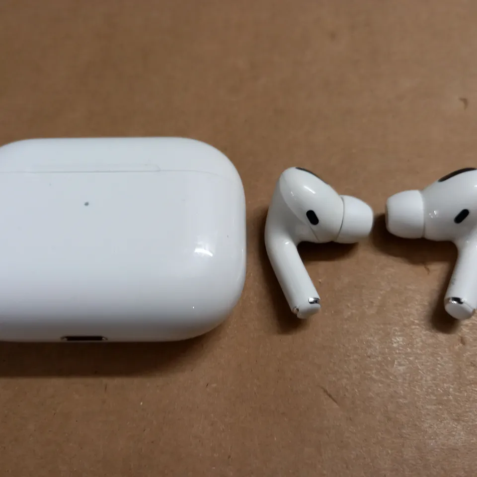 PAIR OF EARBUDS WITH CHARGING CASE