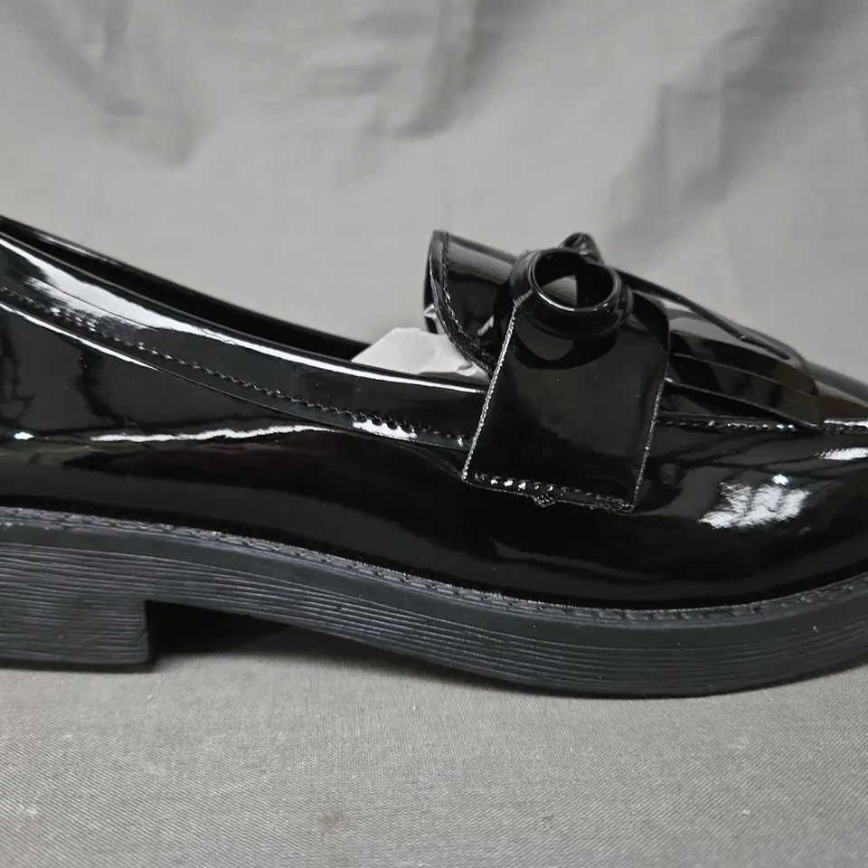 BOXED PAIR OF UNBRANDED LOAFERS IN GLOSSY BLACK W. BOW DETAIL EU SIZE 36