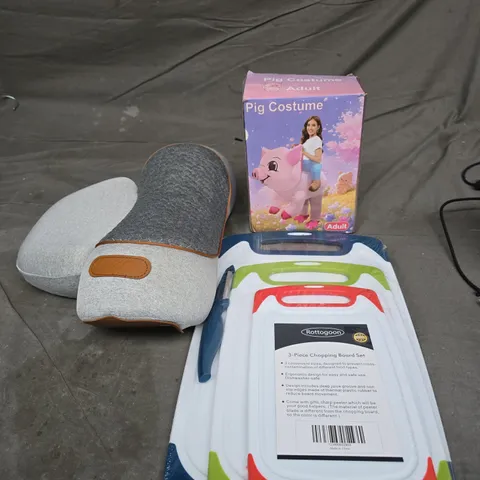 BOX OF APPROXIMATELY 15 ASSORTED HOUSEHOLD ITEMS TO INCLUDE ADULT PIG COSTUME, CHOPPING BOARD SET AND A MASSAGE CUSHION