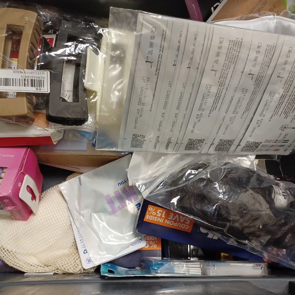 BOX OF APPROX 15 ASSORTED HEALTH AND BEAUTY ITEMS TO INCLUDE - ORAL B GENTLE CLEANING TOOTHBRUSH HEADS - RADOX FEEL AWAKE - WILKINSON SWORD QUATTRO SHAVER ECT