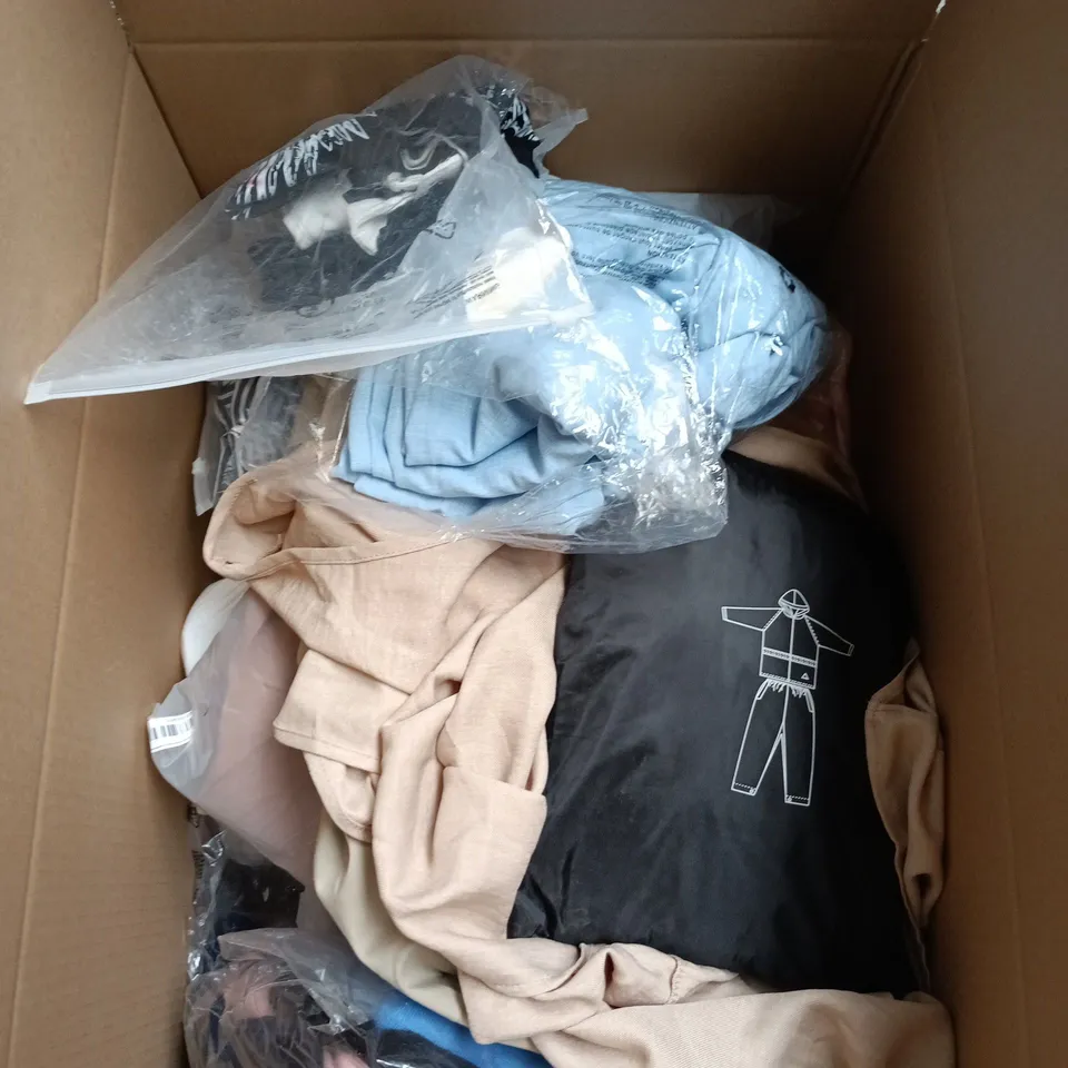 BOX OF APPROXIMATELY 20 ASSORTED CLOTHING ITEMS IN VARIOUS COLOURS, SIZES AND STYLES