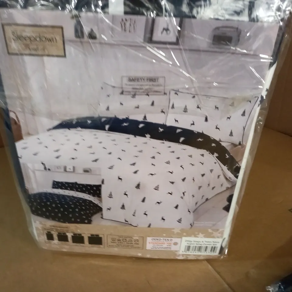 LOT OF 4 ASSORTED HOM FABRIC ITEMS 