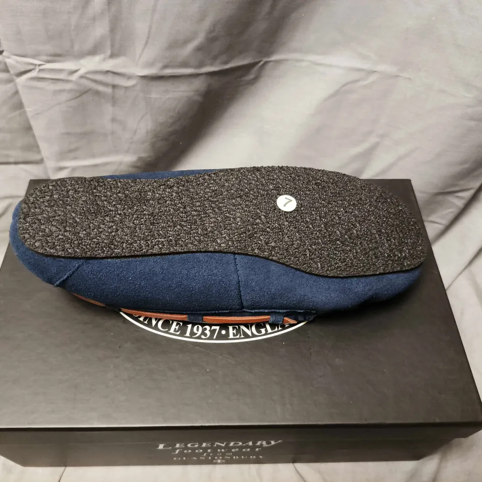 BOXED PAIR OF DRAPER GLASTONBURY NAVY SUEDE MOCCASIN SLIPPERS WITH SHEARLING LINING, UK 7