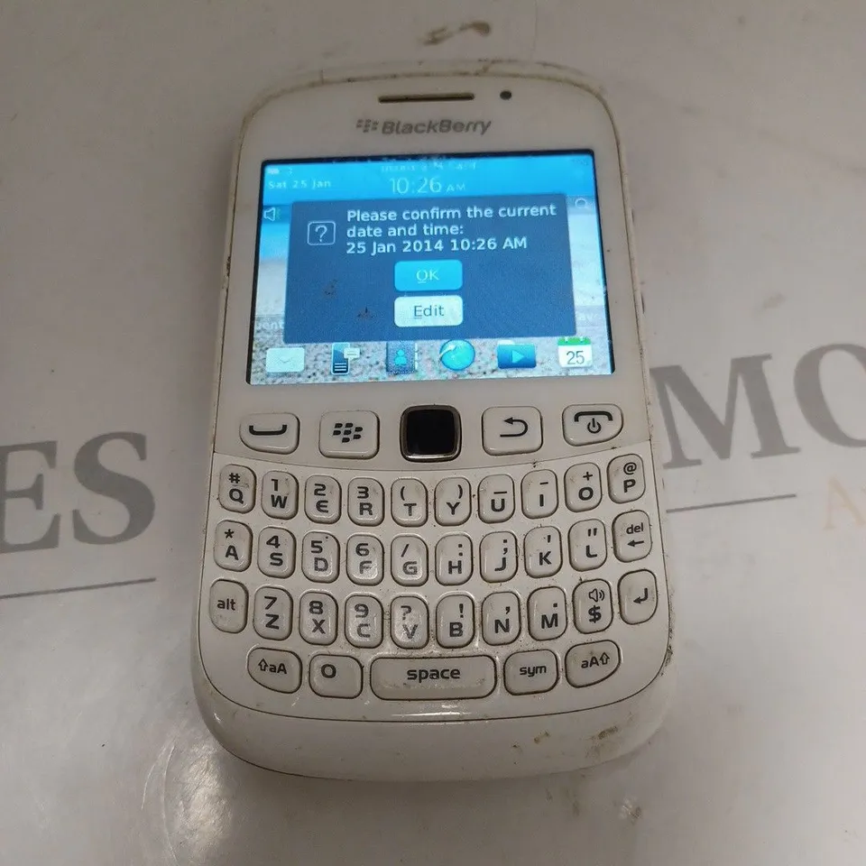 BLACKBERRY CURVE MOBILE PHONE IN WHITE 
