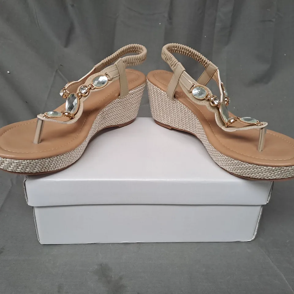 BOXED PAIR OF DESIGNER WEDGE TOE-POST SANDALS IN BEIGE W. JEWEL EFFECT EU SIZE 39