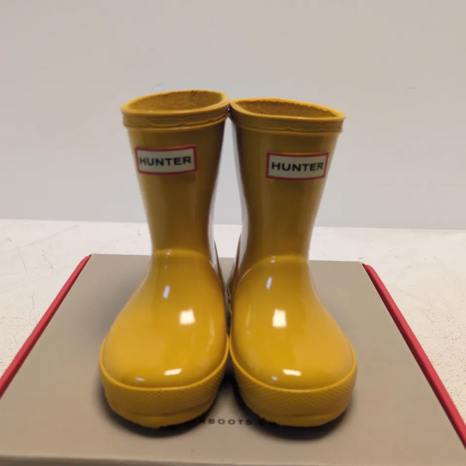 BOXED PAIR OF HUNTER KIDS YELLOW RAIN BOOTS - UK 4