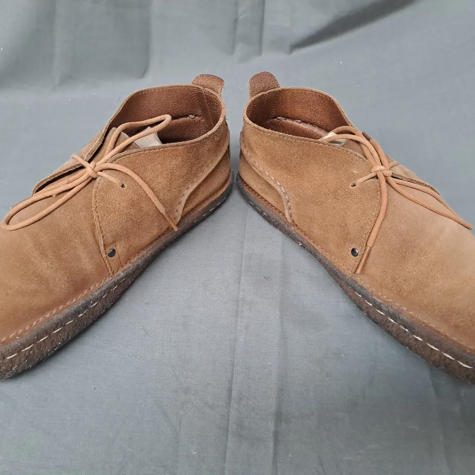 BOXED PAIR OF CLARKS SHOES IN BROWN UK SIZE 7