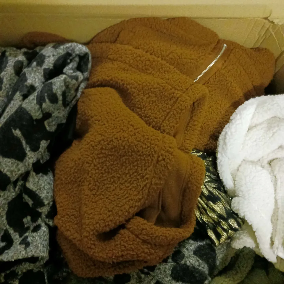 APPROXIMATELY 18 LADIES CLOTHING ITEMS TO INCLUDE T-SHIRTS, JACKETS AND COATS