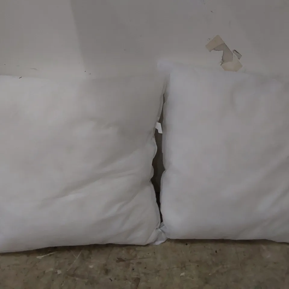 2 SQUARE CUSHIONS (2 ITEMS)