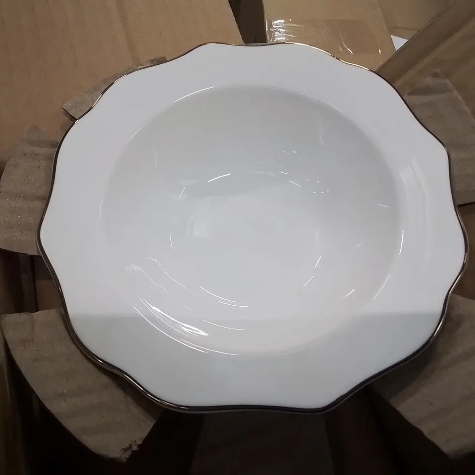 BOXED EBERN LAIGHA 32-PIECE DINNERWARE SET