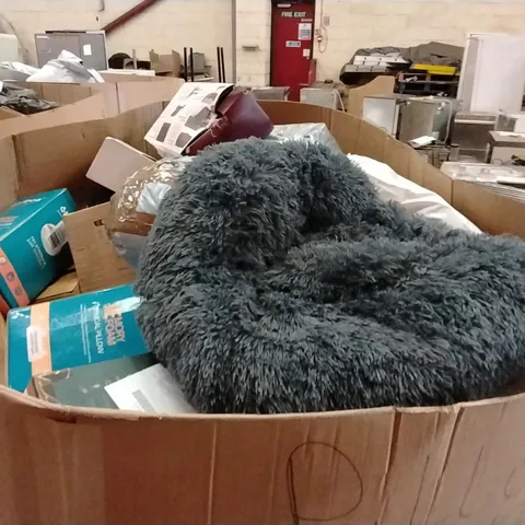 PALLET CONTAINING A LARGE QUANTITY OF PILLOWS