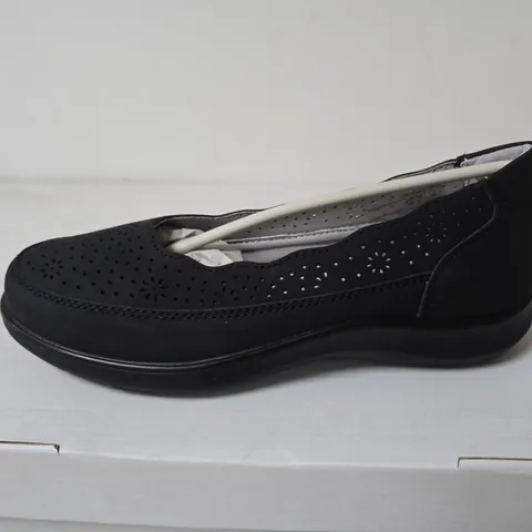 SHOE TREE COMFORT SHOES, BLACK - SIZE 7