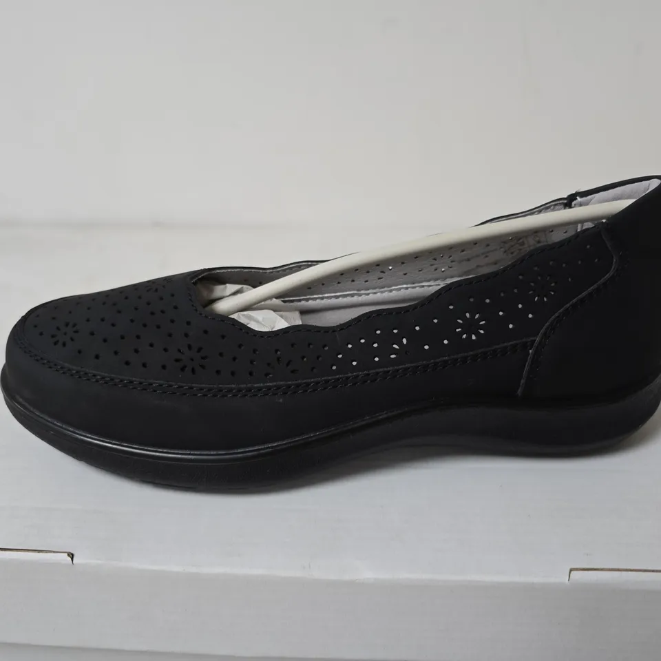 SHOE TREE COMFORT SHOES, BLACK - SIZE 7
