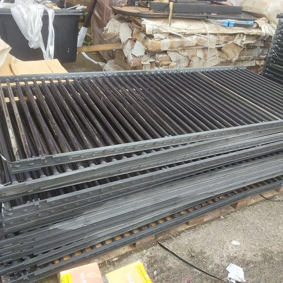 PALLET CONTAINING A LARGE QUANTITY OF SOLAR PANELS