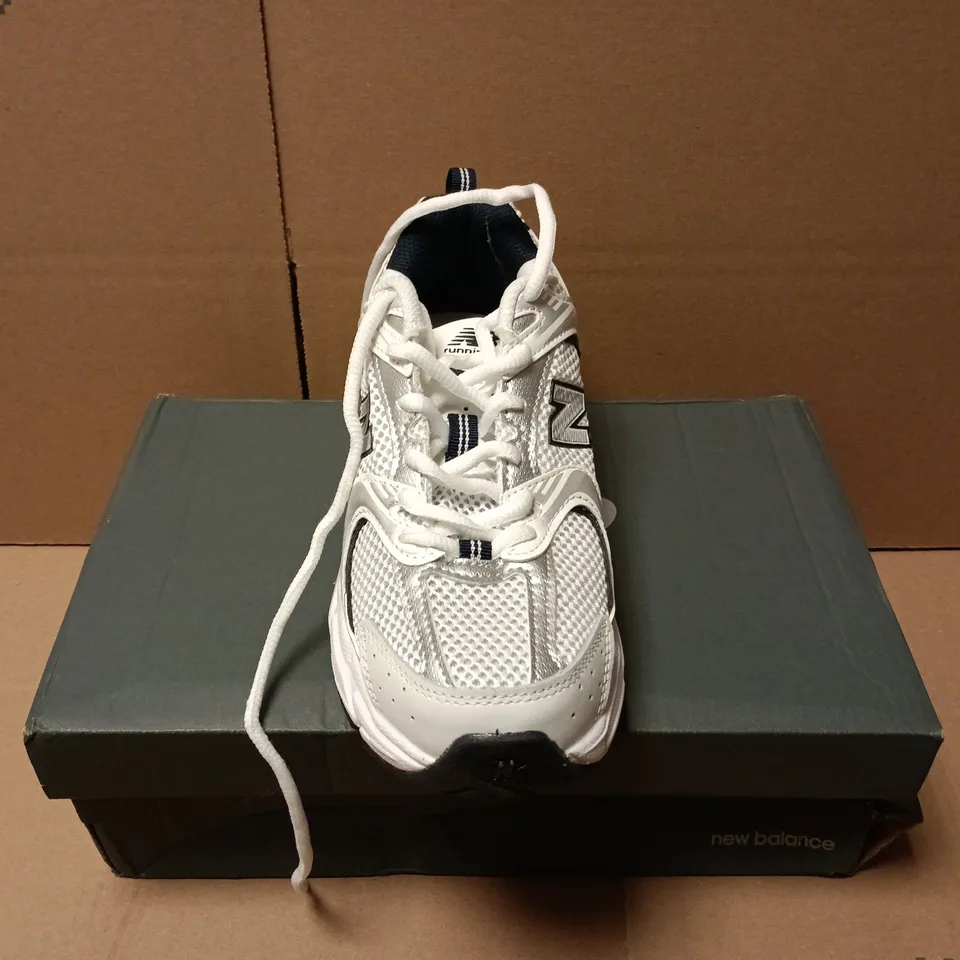 BOXED PAIR OF NEW BALANCE RUNNING 530 TRAINERS IN WHITE - UK 4