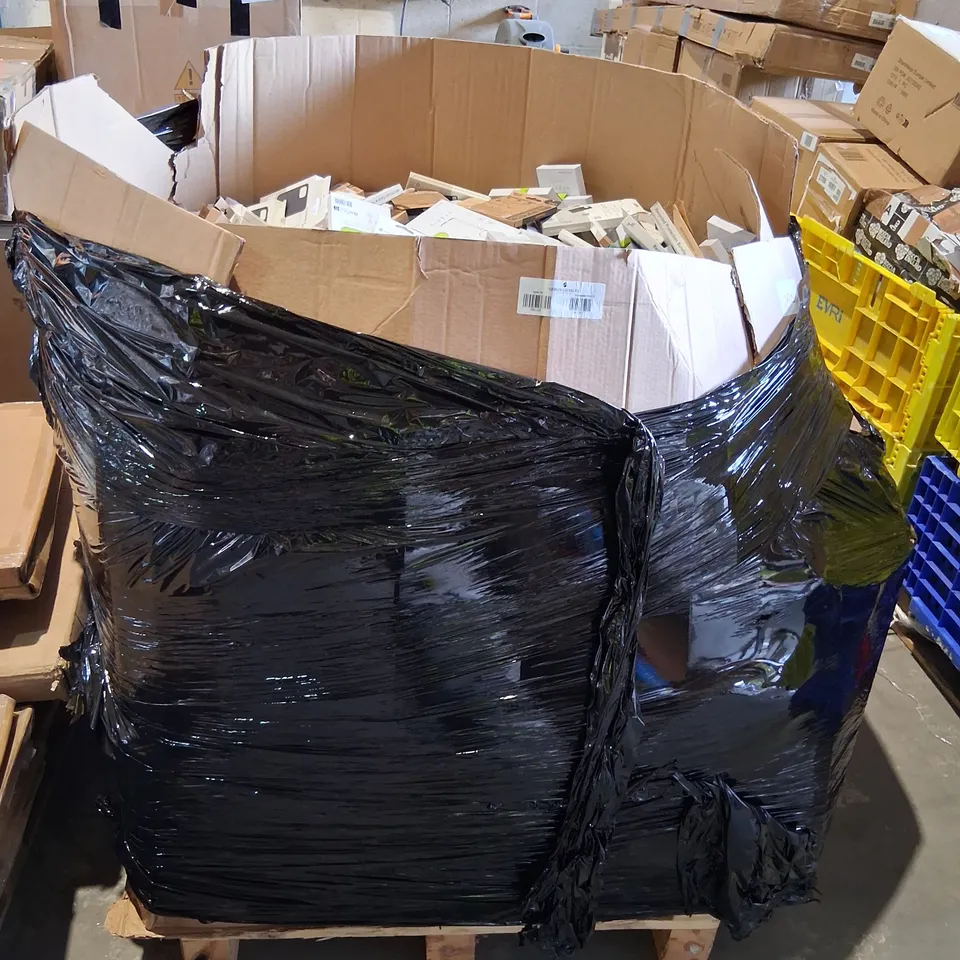 LARGE PALLET OF ASSORTED PHONES CASES AND ELECTRICAL ACCESSORIES TO INCLUDE; QDOS AND PANZER GLASS